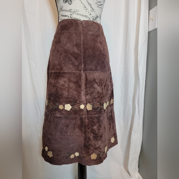 Brandon Thomas Brown Suede Skirt with Floral Detail - Picture 7 of 8